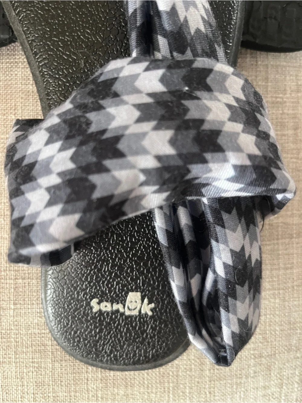 NWT Sanuk Girls/Women’s Black & Gray Patterned Yoga Sling Sandals
